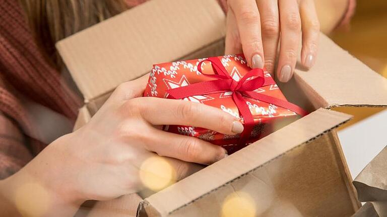 Beim Verpacken sollte das Geschenk besser gesichert werden - zum Beispiel, indem man den Versandkarton mit Papier polstert. Foto: Christin Klose/dpa-tmn - Wer zu Weihnachten ein Paket verschicken will, sollte auf die Abgabefristen der Paketzusteller achten. Beim Verpacken sollte das Geschenk besser gesichert werden - zum Beispiel, indem man den Versandkarton mit Papier polstert. Foto: Christin Klose/dpa-tmn - Wer zu Weihnachten ein Paket verschicken will, sollte auf die Abgabefristen der Paketzusteller achten.