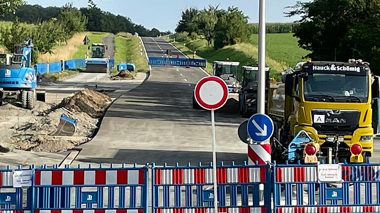 Die Baustelle in der Schallfelder Straße gehört bald schon der Vergangenheit an. Das Stadtbauamt plant aktuell, die Sperrung von der Kreuzung an der Berliner Straße bis zum Ortsausgang voraussichtlich am 7. August aufzuheben. Dann wäre wieder die Fahrt von Gerolzhofen nach Schallfeld ohne großen Umweg möglich. Die Baustelle in der Schallfelder Straße gehört bald schon der Vergangenheit an. Das Stadtbauamt plant aktuell, die Sperrung von der Kreuzung an der Berliner Straße bis zum Ortsausgang voraussichtlich am 7. August aufzuheben. Dann wäre wieder die Fahrt von Gerolzhofen nach Schallfeld ohne großen Umweg möglich.