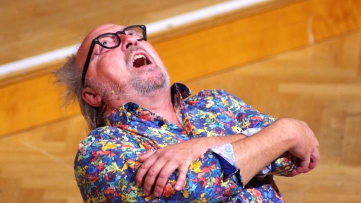 Einmal tief Luft holen, bevor er zur nächsten Attacke auf die Herrschenden und Mächtigen ansetzt: Urban Priol im Regentenbau. Klaus Werner - Einmal tief Luft holen, bevor er zur nächsten Attacke auf die Herrschenden und Mächtigen ansetzt: Urban Priol im Regentenbau. Klaus Werner Einmal tief Luft holen, bevor er zur nächsten Attacke auf die Herrschenden und Mächtigen ansetzt: Urban Priol im Regentenbau. Klaus Werner - Einmal tief Luft holen, bevor er zur nächsten Attacke auf die Herrschenden und Mächtigen ansetzt: Urban Priol im Regentenbau. Klaus Werner