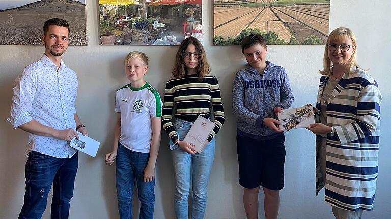 Preisübergabe an die Schüler. Links Sternekoch Daniel Schröder vom 'Kuno 1408', rechts Heike Philipp vom Sterne-Restaurant 'Philipp' in Sommerhausen. Preisübergabe an die Schüler. Links Sternekoch Daniel Schröder vom 'Kuno 1408', rechts Heike Philipp vom Sterne-Restaurant 'Philipp' in Sommerhausen.