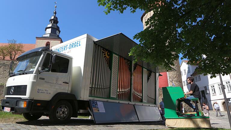 Zu den Besonderheiten der Ostheimer Orgelbaukunst zählt eine fahrbare Orgel des Orgelbauunternehmens Hoffmann &amp; Schindler.