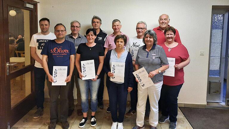 Weitere Ehrungen fanden statt für (von links) 1. Vorsitzender Christof Pecat, Schriftführer Jens Denninger (35 Jahre), Ulli Amthor (45), Katja Pecat (30), 1. Vorsitzender Ralf Köhler, Klaus Heckenlauer (30), Sabine Funk (25), Hans-Peter Pecat (40), Monika Hasenpusch (35), 3. Vorsitzender Peter Lorenz, Beitragskassier Alexandra Barthelmes (30). Weitere Ehrungen fanden statt für (von links) 1. Vorsitzender Christof Pecat, Schriftführer Jens Denninger (35 Jahre), Ulli Amthor (45), Katja Pecat (30), 1. Vorsitzender Ralf Köhler, Klaus Heckenlauer (30), Sabine Funk (25), Hans-Peter Pecat (40), Monika Hasenpusch (35), 3. Vorsitzender Peter Lorenz, Beitragskassier Alexandra Barthelmes (30).