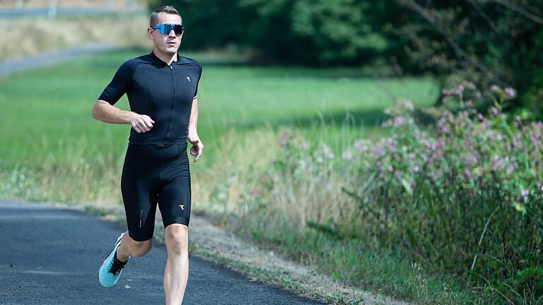 Lukas Bieber aus Unterebersbach war früher unsportlich und trainiert nun für den Ironman auf Hawaii. Gerne ist er dafür am Radweg in seinem Heimatort unterwegs. Lukas Bieber aus Unterebersbach war früher unsportlich und trainiert nun für den Ironman auf Hawaii. Gerne ist er dafür am Radweg in seinem Heimatort unterwegs.
