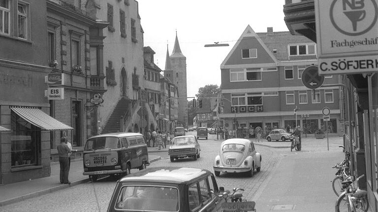 Als es die Umgehungsstraße noch nicht gab, wälzte sich der Verkehr durch die Karlstadter Altstadt. Das Bild ist aus dem Jahr 1975. Als es die Umgehungsstraße noch nicht gab, wälzte sich der Verkehr durch die Karlstadter Altstadt. Das Bild ist aus dem Jahr 1975.