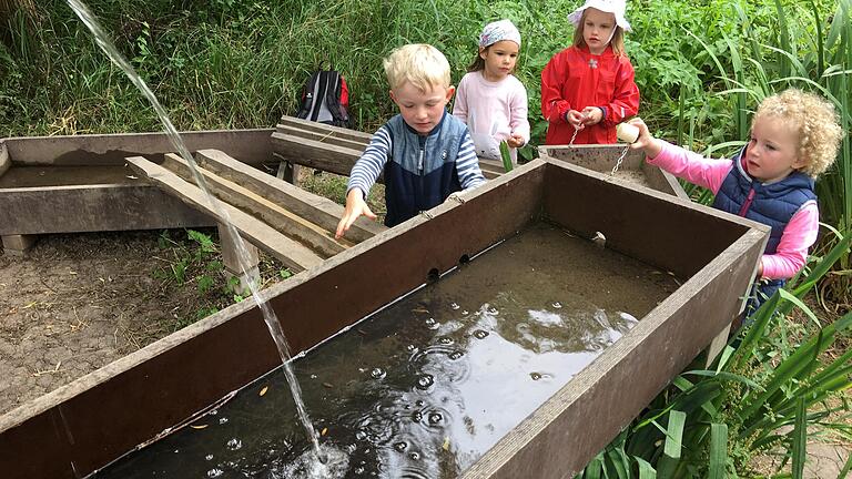 Viel zu entdecken gibt es auf den beiden Bärleswegen in Mainbernheim. Der kleine Bärlesweg führt auf rund 2,5 Kilometern Länge an acht spannenden Stationen vorbei. Wasser pumpen und stauen kann bei bei der zweiten Station. Viel zu entdecken gibt es auf den beiden Bärleswegen in Mainbernheim. Der kleine Bärlesweg führt auf rund 2,5 Kilometern Länge an acht spannenden Stationen vorbei. Wasser pumpen und stauen kann bei bei der zweiten Station.