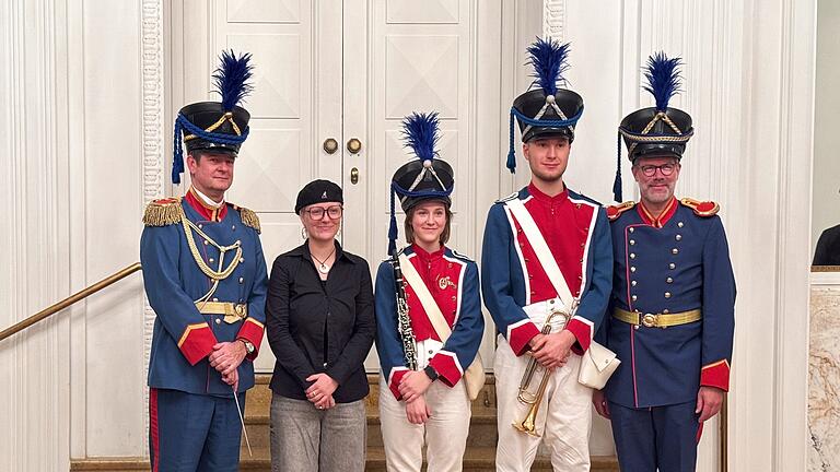 Für 10-jährige Mitgliedschaft im Jugendmusikkorps Bad Kissingen wurden geehrt: Paula Kugler, Laura Hein, Paul Wehner. Ebenfalls auf dem Bild: Matthias Zull (links, Direktor der Musikschule) und Roman Riedel (Stellvertreter). - Für 10-jährige Mitgliedschaft im Jugendmusikkorps Bad Kissingen wurden geehrt: Paula Kugler, Laura Hein, Paul Wehner. Ebenfalls auf dem Bild: Matthias Zull (links, Direktor der Musikschule) und Roman Riedel (Stellvertreter). Für 10-jährige Mitgliedschaft im Jugendmusikkorps Bad Kissingen wurden geehrt: Paula Kugler, Laura Hein, Paul Wehner. Ebenfalls auf dem Bild: Matthias Zull (links, Direktor der Musikschule) und Roman Riedel (Stellvertreter). - Für 10-jährige Mitgliedschaft im Jugendmusikkorps Bad Kissingen wurden geehrt: Paula Kugler, Laura Hein, Paul Wehner. Ebenfalls auf dem Bild: Matthias Zull (links, Direktor der Musikschule) und Roman Riedel (Stellvertreter).