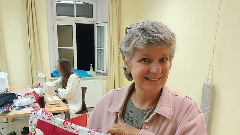 Gabi Schmitt aus der Nähgruppe mit einem ihrer Werke. Gabi Schmitt aus der Nähgruppe mit einem ihrer Werke.