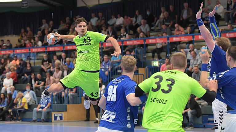 Dem Rimparer Rückraum um Benedikt Brielmeier (am Ball) fehlte es in Aue oft an Durchschlagskraft. Dem Rimparer Rückraum um Benedikt Brielmeier (am Ball) fehlte es in Aue oft an Durchschlagskraft. 