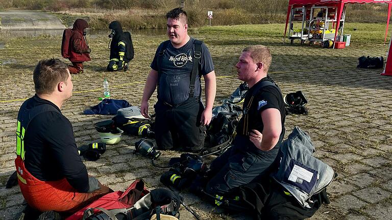 Nach dem Einsatz: Erschöpft knieen Marco Leibold (rechts) und Fabian Fuss auf dem Boden und besprechen mit dem begleitenden Ausbilder den Einsatz. Nach dem Einsatz: Erschöpft knieen Marco Leibold (rechts) und Fabian Fuss auf dem Boden und besprechen mit dem begleitenden Ausbilder den Einsatz.