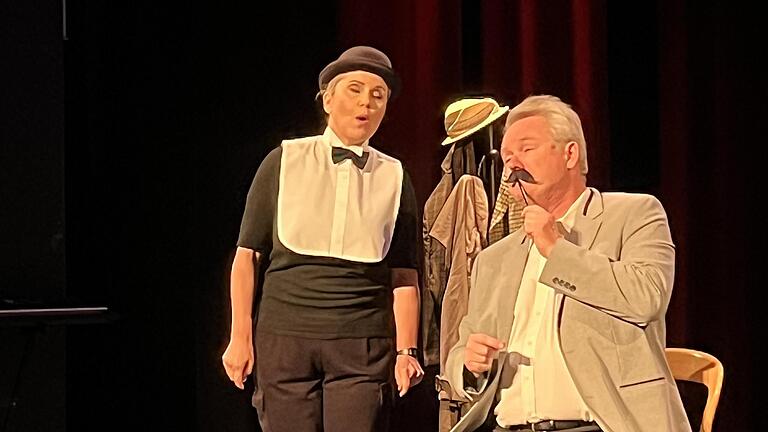 „Der Mönch mit der Klatsche“ auf der Bühne des Kurtheaters - „Der Mönch mit der Klatsche“ auf der Bühne des Kurtheaters „Der Mönch mit der Klatsche“ auf der Bühne des Kurtheaters - „Der Mönch mit der Klatsche“ auf der Bühne des Kurtheaters