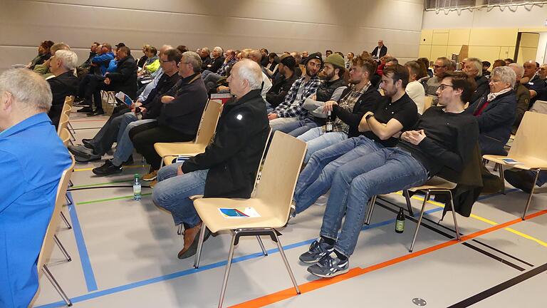 In die beinahe fertige Werntalhalle lud Poppenhausen die Einwohnerschaft zur gemeinsamen Bürgerversammlung ein. Gemeindeoberhaupt Ludwig Nätscher bilanzierte die letzten Monate und verwies auf anstehende Aufgaben. In die beinahe fertige Werntalhalle lud Poppenhausen die Einwohnerschaft zur gemeinsamen Bürgerversammlung ein. Gemeindeoberhaupt Ludwig Nätscher bilanzierte die letzten Monate und verwies auf anstehende Aufgaben.