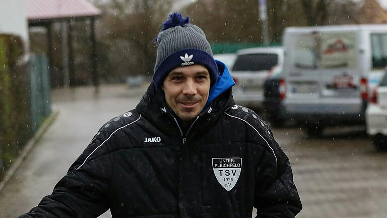 Trotz sommerlicher Temperaturen an diesem Wochenende muss sich der TSV Unterpleichfeld im Abstiegskampf der Fußball-Landesliga Nordwest warm anziehen. Trainer Simon Friedrich (im Bild) kritisierte den Auftritt seiner Mannschaft im Kellerduell in Schwebenried. Trotz sommerlicher Temperaturen an diesem Wochenende muss sich der TSV Unterpleichfeld im Abstiegskampf der Fußball-Landesliga Nordwest warm anziehen. Trainer Simon Friedrich (im Bild) kritisierte den Auftritt seiner Mannschaft im Kellerduell in Schwebenried.