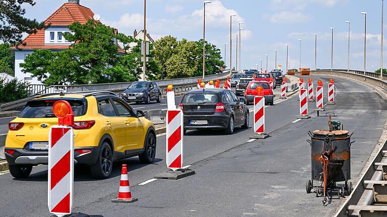 Baustellenchaos in Oberndorf und am Bergl: Jetzt ist auch noch die Franz-Josef-Strauß-Brücke wegen Bauarbeiten nur einspurig befahrbar. Zu Stoßzeiten gibt es hier Staus und lange Wartezeiten. Baustellenchaos in Oberndorf und am Bergl: Jetzt ist auch noch die Franz-Josef-Strauß-Brücke wegen Bauarbeiten nur einspurig befahrbar. Zu Stoßzeiten gibt es hier Staus und lange Wartezeiten.