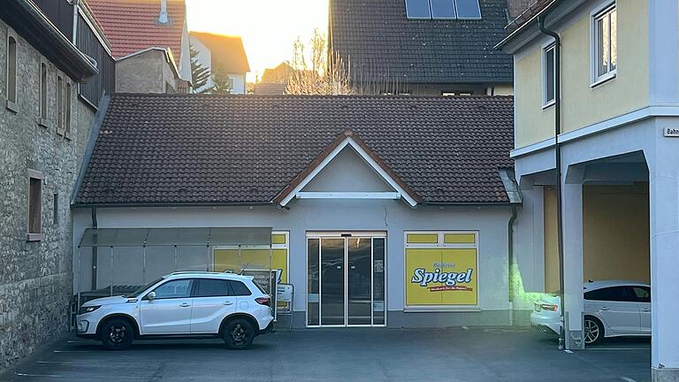 Alles dicht: Das Grundstück des ehemaligen Edeka-Marktes in Reichenberg (Lkr. Würzburg) soll für 2.100.000 Euro verkauft werden. Alles dicht: Das Grundstück des ehemaligen Edeka-Marktes in Reichenberg (Lkr. Würzburg) soll für 2.100.000 Euro verkauft werden.