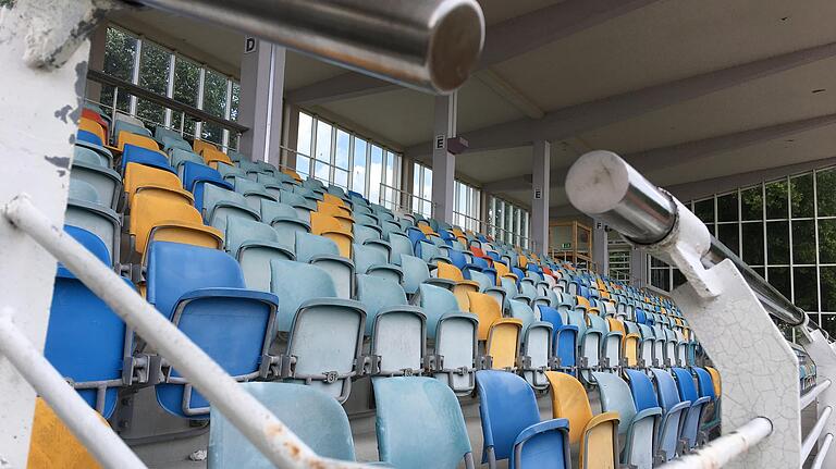 Die historische Haupttribüne im Willy-Sachs-Stadion steht unter Denkmalschutz, sie darf nicht abgerissen, aber modernisiert werden. Die historische Haupttribüne im Willy-Sachs-Stadion steht unter Denkmalschutz, sie darf nicht abgerissen, aber modernisiert werden.