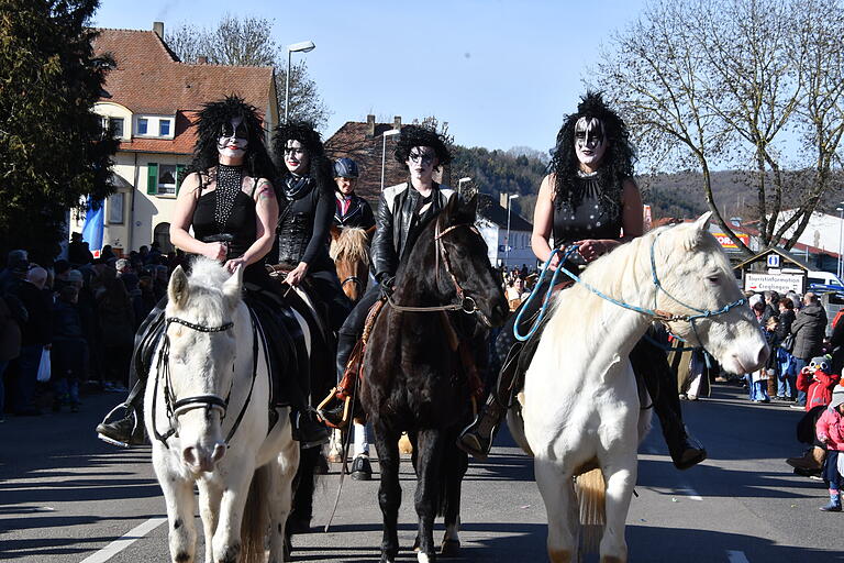 Kiss hoch zu Roß: Maskierte beim Pferdemarkt 2019. Kiss hoch zu Roß: Maskierte beim Pferdemarkt 2019.