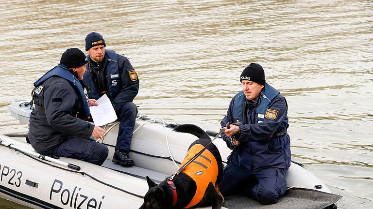 1600 ungeklärte Vermisstenfälle in Bayern - Einsatzkräfte und ein Leichenspürhund suchen im Main-Donau-Kanal bei Nürnberg nach einer vermissten Frau. 1600 ungeklärte Vermisstenfälle in Bayern - Einsatzkräfte und ein Leichenspürhund suchen im Main-Donau-Kanal bei Nürnberg nach einer vermissten Frau.
