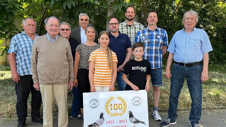 Beim Ehrenabend des Brieftaubenvereins Luftpost Waigolshausen. Von links: Franz Krug, Richard Mauder, Karl-Heinz Jonas, Hermann Sauer, Katharina Kaiser, Leonie Kaiser, Martin Kaiser, Stefan Händel-Lang, Anton Lang, Vorsitzender Edgar Keller und Franz Brehm. Beim Ehrenabend des Brieftaubenvereins Luftpost Waigolshausen. Von links: Franz Krug, Richard Mauder, Karl-Heinz Jonas, Hermann Sauer, Katharina Kaiser, Leonie Kaiser, Martin Kaiser, Stefan Händel-Lang, Anton Lang, Vorsitzender Edgar Keller und Franz Brehm.