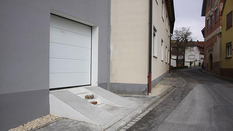 Kurios wirkt die Zufahrt zu einer neuen Garage in Retzbach. Zu der Herausforderung für Fahrer und Auto kommt noch das Problem hinzu, dass die Rampe auf öffentlichem Grund gebaut wurde und die Benutzung des Gehwegs unmöglich macht. Kurios wirkt die Zufahrt zu einer neuen Garage in Retzbach. Zu der Herausforderung für Fahrer und Auto kommt noch das Problem hinzu, dass die Rampe auf öffentlichem Grund gebaut wurde und die Benutzung des Gehwegs unmöglich macht.