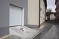 Kurios wirkt die Zufahrt zu einer neuen Garage in Retzbach. Zu der Herausforderung für Fahrer und Auto kommt noch das Problem hinzu, dass die Rampe auf öffentlichem Grund gebaut wurde und die Benutzung des Gehwegs unmöglich macht.