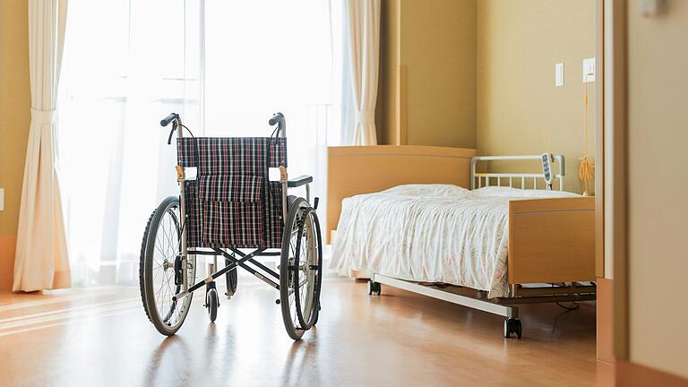 Wenn der Patient nicht in den normalen Rollstuhl passt und das Pflegebett für sein Gewicht nicht ausgelegt ist, helfen Sonderausstattungen, die allerdings teuer sind. Wenn der Patient nicht in den normalen Rollstuhl passt und das Pflegebett für sein Gewicht nicht ausgelegt ist, helfen Sonderausstattungen, die allerdings teuer sind. 