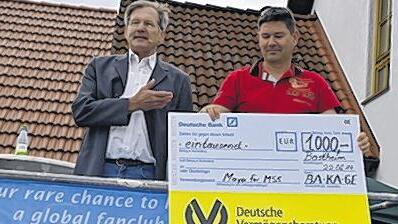 Große Hilfsbereitschaft: Einen Scheck über 1000 Euro übergab die Bastheimer Karnevalsgesellschaft an die MSS-Stiftung. Das Bild zeigt den Vorsitzenden Klaus Scheuring sowie den Vorsitzenden der TSG Bastheim, Peter Sauer.