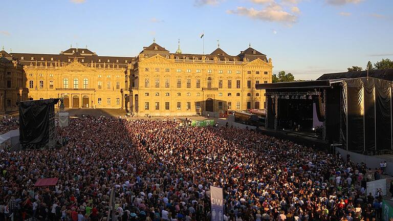 Prächtige Atmosphäre: Tausende von Bryan-Adams-Fans vor der Würzburger Residenz.