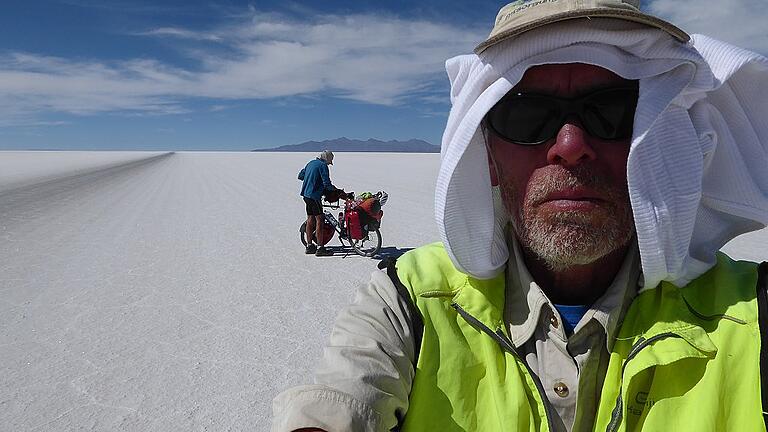 Sengende Hitze war ein häufiger Begleiter der Extremradfahrer Felgendreher (hinten) und Michael Dümig auf ihre Reise durch Südamerika.