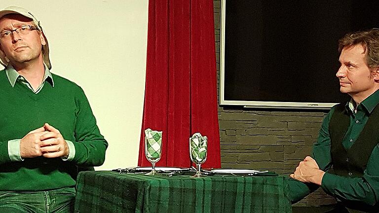 Philip Errington-Zietlow (links) brachte Achim Hofmann englische Tischmanieren bei.