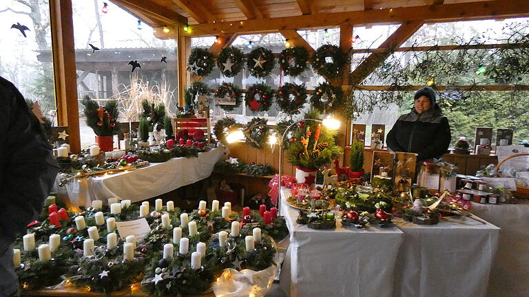 Reichhaltig war das Angebot der Familie Schreiner an Adventskränzen, Gestecken und weihnachtlicher Dekoration. Reichhaltig war das Angebot der Familie Schreiner an Adventskränzen, Gestecken und weihnachtlicher Dekoration.
