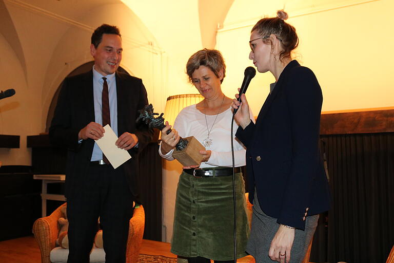 Zum Auftakt des Festivals hat Alice Pantermüller den Lohrer Jugendliteraturpreis ?erhalten, rechts Moderatorin Pauline Füg, links Bürgermeister Mario Paul. Zum Auftakt des Festivals hat Alice Pantermüller den Lohrer Jugendliteraturpreis ?erhalten, rechts Moderatorin Pauline Füg, links Bürgermeister Mario Paul.