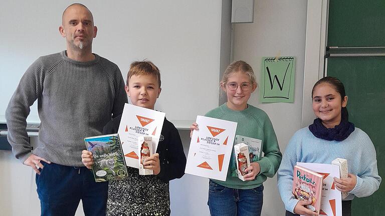 Im Bild (von links): Schulleiter Thorsten Stöhr, Schulsieger David Fischer sowie Mala Neckermann und Havin Toka.
