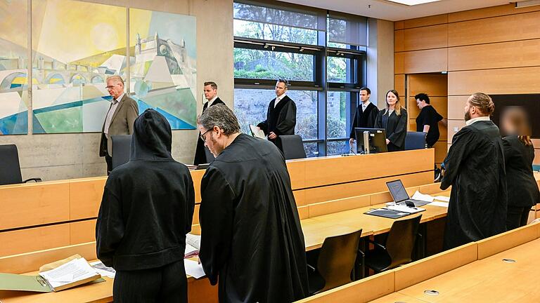Zwei Erzieherinnen, ein schwieriger Prozess: Im Verfahren um mutmaßliche Misshandlung in der Kita Greußenheim am Landgericht Würzburg unterscheiden sich die Darstellungen der beiden Angeklagten. Zwei Erzieherinnen, ein schwieriger Prozess: Im Verfahren um mutmaßliche Misshandlung in der Kita Greußenheim am Landgericht Würzburg unterscheiden sich die Darstellungen der beiden Angeklagten.