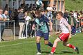 Yannik Balling (links, SB Versbach) legt sich den Ball mit dem Kopf vor und zieht an Benedikt Menth von der (SG) SV Gelchsheim vorbei.