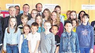 Gemeinschaftsfoto: Die Gewinner, die Jury und die Schulleiter der beteiligten Schulen stellten sich am Donnerstag gemeinsam zum Pressefoto der Siegerehrung des 45. Internationalen VR-Bank Kreativwettbewerbs. Gemeinschaftsfoto: Die Gewinner, die Jury und die Schulleiter der beteiligten Schulen stellten sich am Donnerstag gemeinsam zum Pressefoto der Siegerehrung des 45. Internationalen VR-Bank Kreativwettbewerbs.
