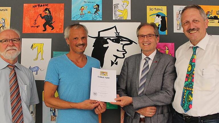Endlich offiziell: In Mellrichstadt gibt es die erste Udo-Lindenberg-Mittelschule der Republik. Darüber freuen sich (von links) Schulchef Egon Bauß, Konrektor Achim Libischer, Mellrichstadts Bürgermeister Eberhard Streit und Walter Volkmuth vom Schulamt Rhön-Grabfeld. Endlich offiziell: In Mellrichstadt gibt es die erste Udo-Lindenberg-Mittelschule der Republik. Darüber freuen sich (von links) Schulchef Egon Bauß, Konrektor Achim Libischer, Mellrichstadts Bürgermeister Eberhard Streit und Walter Volkmuth vom Schulamt Rhön-Grabfeld.