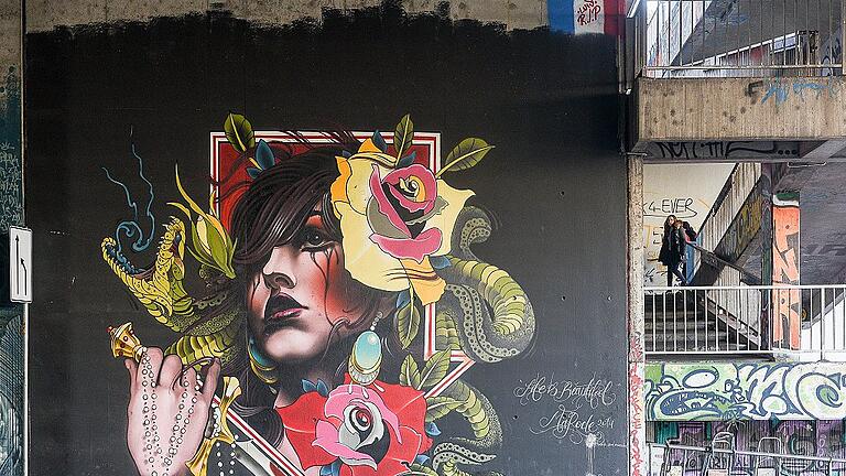 Junge Menschen sollen sich beteiligen &ndash; und auch in ihrer Sprache Gehör finden. Das wünscht sich die Initiative pics4peace. Auf der Online-Plattform können dann auch solche Graffiti, wie hier in der Unterführung der Zeppelinstraße auf Höhe des Südbahnhofs, gepostet werden und zur Diskussion zum Thema Frieden und Demokratie beitragen.
