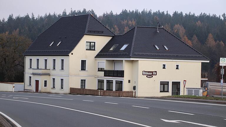 Das Hotel Bischborner Hof steht seit Jahren leer. In seiner Umgebung soll das Umweltministerium eine&nbsp;Naturbegegnungsstätte planen.