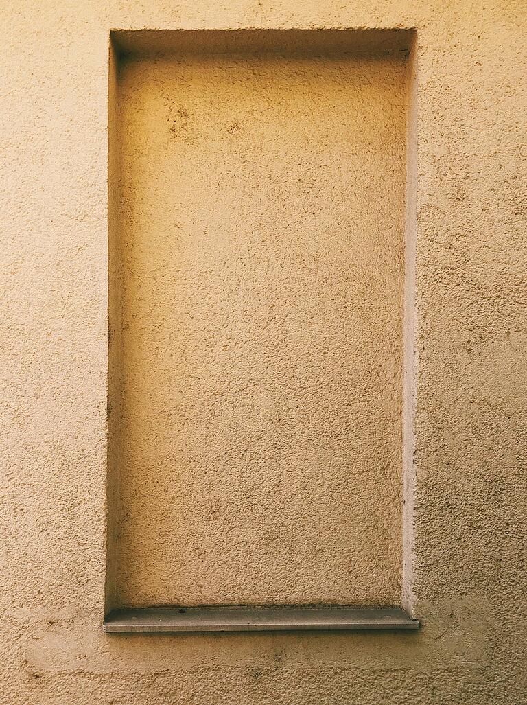 Würzburg, Stadtteil Grombühl: Hier gibt es auffällig viele zugemauerte Fenster. Würzburg, Stadtteil Grombühl: Hier gibt es auffällig viele zugemauerte Fenster. 