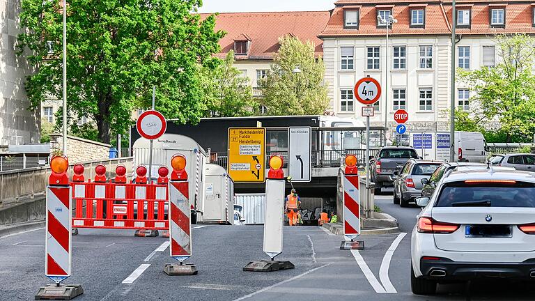 Am Europastern in der Würzburger Urlaubsstraße wird wieder gearbeitet. Der gesamte Verkehr stadteinwärts muss umgeleitet werden. Nur die rechte Spur Richtung Greinbergknoten ist befahrbar.