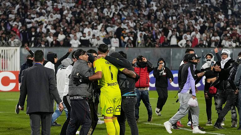 Ausschreitungen Spiel  Colo Colo - Fortaleza in Santiago de Chile       -  Das Spiel Colo Colo - Fortaleza in Santago de Chile wurde nach Ausschreitungen abgebrochen.