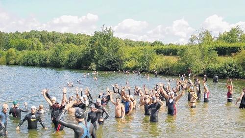 Mehr als 250 Sportler starteten beim Hofheimer Triathlon 2009       -  (msch)   Über 250 Sportler starteten am Sonntag beim Hofheimer Triathlon 2009. Die Schwimmstrecke legten die Teilnehmer im Ellertshäuser See zurück. Auf dem Rad ging es zunächst über Wettringen, Wetzhausen, Happertshausen und Friesenhausen, dann folgte der steile Anstieg nach Rottenstein. Über Eichelsdorf, Hofheim, Lendershausen, Kerbfeld ging es dann mit dem Rad weiter nach Aidhausen. Zu Fuß ging es auf die Laufstrecke Hofheim, Reckertshausen, Eichelsdorfer Straße, Hofheim. Die Wetterbedingungen am Sonntag waren ideal: Nach Nebelauflösung gab es Sonne und Wolken bei Temperaturen um die 25 Grad Celsius. Einen ausführlichen Bericht über den Hofheimer Triathlon, seine Teilnehmer und die Sieger lesen Sie in unserer Ausgabe am Dienstag. Viele weitere Bilder vom Hofheimer Triathlon finden Sie heute schon im Internet unter www.mainpost.de/lokales/hassberge.