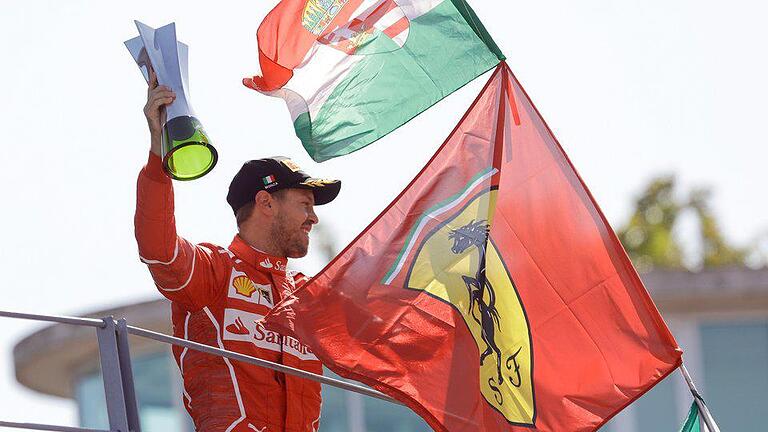 Ferrari-Liebling - Sebastian Vettel ließ sich auch für seinen dritten Platz von den frenetischen Ferrari-Fans feiern. Ferrari-Liebling - Sebastian Vettel ließ sich auch für seinen dritten Platz von den frenetischen Ferrari-Fans feiern.