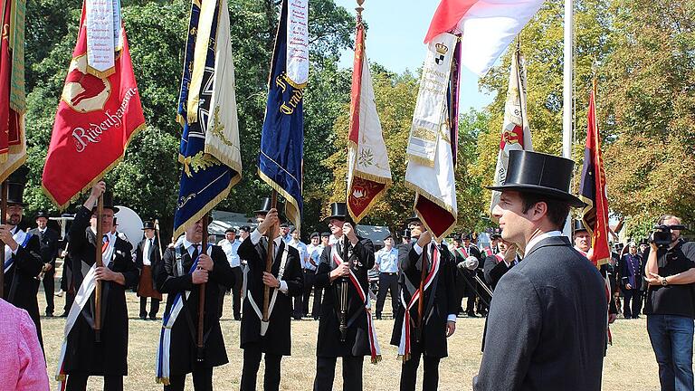 Fahnenparade: Beim Auszug der Bürgerwehr begrüßte Otto Fürst zu Castell-Rüdenhausen auch die Abordnungen der örtlichen Vereine.