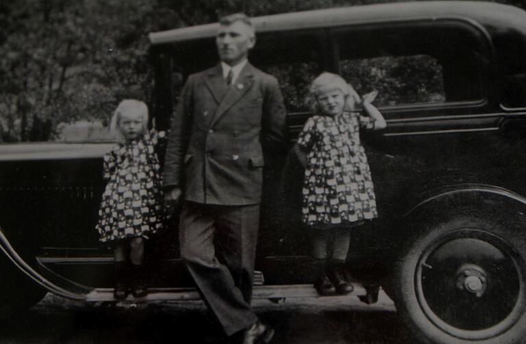 Die vierjährigen Zwillinge Resi (links) und Rita (rechts) mit ihrem Vater Gustav vor seiner schwarzen Limousine, dem ersten Auto in Breitbrunn im Jahre 1934. Die vierjährigen Zwillinge Resi (links) und Rita (rechts) mit ihrem Vater Gustav vor seiner schwarzen Limousine, dem ersten Auto in Breitbrunn im Jahre 1934.