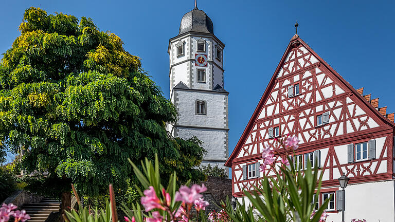 Blick auf den Rathausplatz Winterhausen. Der Platz bietet eine schöne Kulisse mit dem Blick auf das Rathaus und Kantorat (Fachwerkgebäude), bewacht  von dem Kirchturm, der erhöht stehenden Nikolauskirche.&nbsp; Winterhausen ist Start und Ende der Tour.