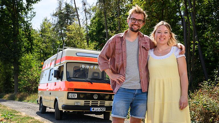 Franzi und Chris Schwietering vor ihrer umgebauten mobilen Sanitätsstation namens 'Sunny' in Veitshöchheim.