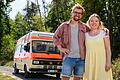 Franzi und Chris Schwietering vor ihrer umgebauten mobilen Sanitätsstation namens 'Sunny' in Veitshöchheim.