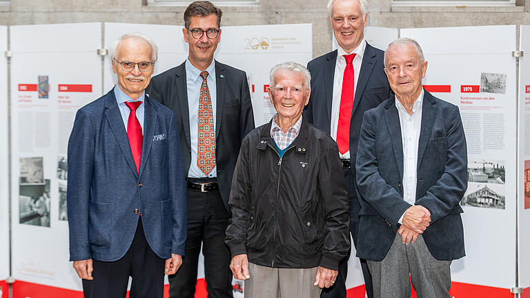 Eröffnung der Ausstellung zum 200-jährigen Bestehen der Sparkasse Mainfranken mit (von links) Rudolf Fuchs (Zeitzeuge), OB Christian Schuchardt, Josef Lauer (Zeitzeuge), Bernd Fröhlich (Vorstandsvorsitzender) und Erwin Kohorst (Zeitzeuge).&nbsp;