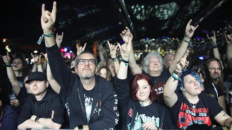 Das Teufelshörnchen, auch Pommesgabel genannt, in die Höhe: Metal-Fans in der Music Hall Geiselwind. Das Teufelshörnchen, auch Pommesgabel genannt, in die Höhe: Metal-Fans in der Music Hall Geiselwind.